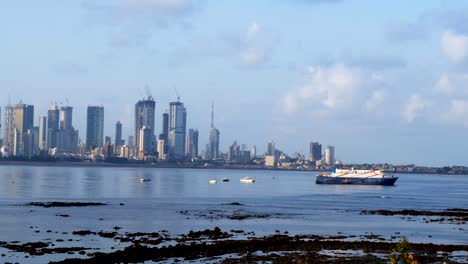 Pan-shot-del-mar-de-Mumbai-con-horizonte-y-enlace-marítimo,-India