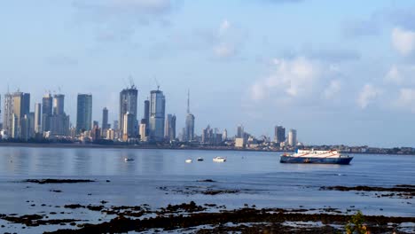 Pan-Aufnahme-von-Mumbai-Meer-mit-Skyline-und-Seeverbindung,-Indien