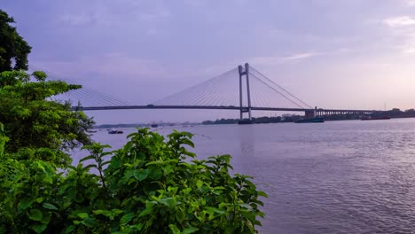 Die-Vidyasagar-Setu-oder-Second-Hooghly-Bridge-ist-eine-Kabelbrücke-am-Ganges-in-Kalkutta,-Westbengalen-bei-Sonnenuntergang.