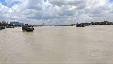 Río-Ganges-en-un-hermoso-día-soleado-nublado