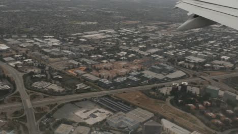 Vista-aérea-de-los-suburbios-de-San-José-desde-la-ventana-del-avión-4k