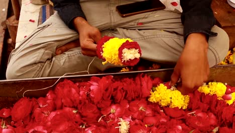 In-Indien,-wo-Blumengirlanden-bei-jedem-Festival-eine-wichtige-und-traditionelle-Rolle-spielen,-sind-hinduistische-Gottheiten-mit-Girlanden-aus-verschiedenen-duftenden-Blumen-(oft-Jasmin)-und-Blättern-geschmückt.