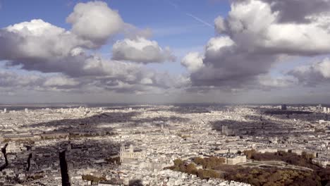 París,-Francia,-20-de-noviembre-de-2014:-Gran-angular-introducción-toma-de-la-ciudad-de-París-con-Notre-Dame-y-varios-monumentos.-Durante-el-día