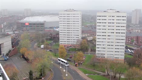 Panorámica-del-horizonte-de-centro-de-la-ciudad-de-Birmingham-Rascacielos,-estacionamiento-de-coches,-departamentos