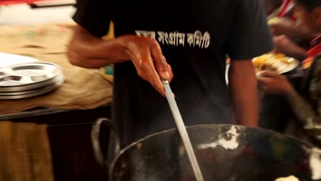 Kochen-Poori-Brot-in-Kolkata,-Indien