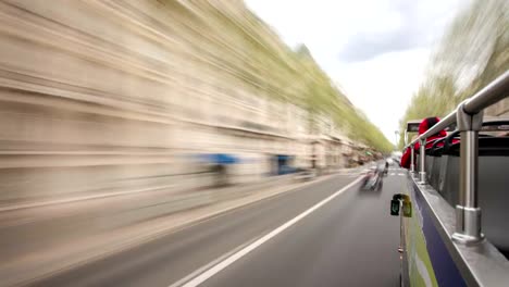 Blick-vom-moving-Touristenbus-auf-Straße-und-Gebäude-ist-Paris,-Frankreich,-timelapse-part1