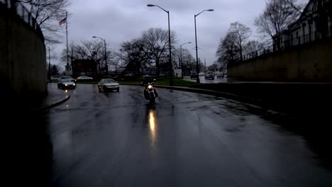 Motorrad-Fahren-Sie-durch-den-Tunnel-im-Regen