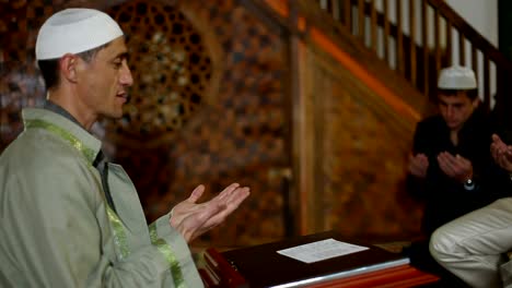 Mullah-praying--in--mosque