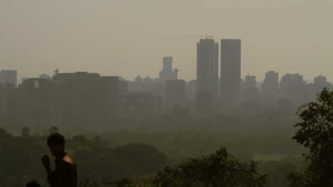 Zwei-Mann-zu-Fuß-vorbei-an-die-skyline-von-Mumbai-Blickwinkel.