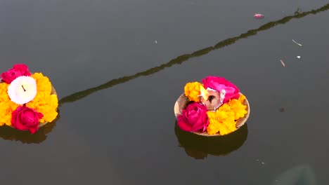 puja-Blumen-und-Kerzen-auf-das-Indianer-Ganges