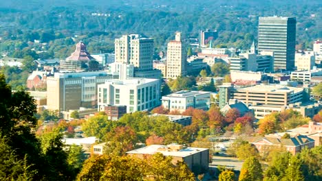 Nahaufnahme-Schwenken-über-Asheville-City-Downtown-an-sonnigen-Herbsttag