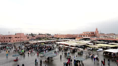 Menschen-mit-einem-gemütlichen-Bummel-durch-die-Stände-und-Ständen-in-Jemma-Dar-Fna,-Marrakesch,-Marokko