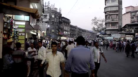 Indians-on-the-streets-of-Mumbai,-India.