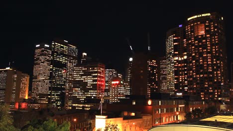 Construcción-de-los-edificios-de-la-ciudad-de-Sydney-en-la-noche-Timelapse-vívidos-Festival