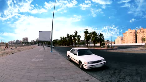 Street-en-Jeddah-con-palmeras-en-el-día