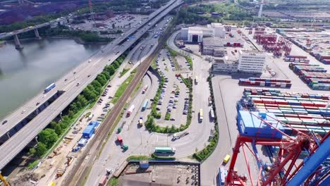 Container-Schiffe-und-Containern-im-Hafen-Hamburg,-Deutschland