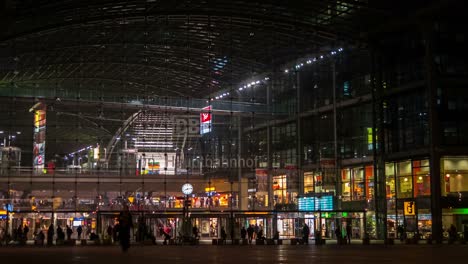 Noche-moderna-ferrocarril-stationat-en-Berlín