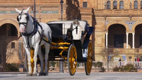 Plaza-de-españa-a-caballo-turísticas-4-K-de-Sevilla,-España