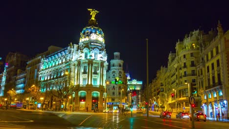 Luz-de-noche-Madrid-famoso-gran-a-través-de-edificio-metrópolis-4-K-tiempo-vueltas-Espain