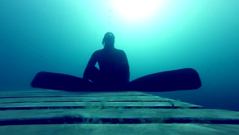 Freediver-unternimmt-eine-statische-auf-10-m-Tiefe-für-mehr-als-eine-minute.