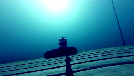 Freediver-haciendo-un-Apnea-de-estática