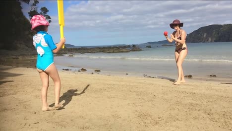 Mutter-und-Tochter-spielen-am-Strand