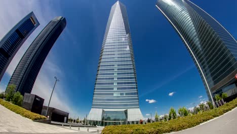 Wolkenkratzer-Timelapse-hyperlapse-in-den-vier-Türme-Business-Bereich-mit-der-höchsten-Wolkenkratzer-in-Madrid,-Spanien