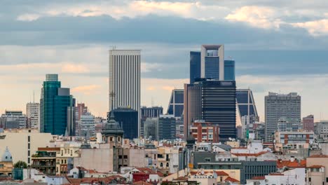 Madrid-Skyline-bei-Sonnenuntergang-Timelapse-mit-wunderbaren-Gebäuden-wie-den-Torres-Kio