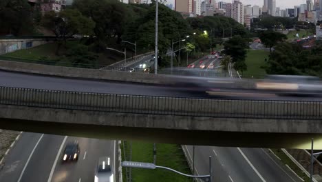 Zeitraffer-Verkehr-in-Sao-Paulo-Nahaufnahme-Zoom-heraus