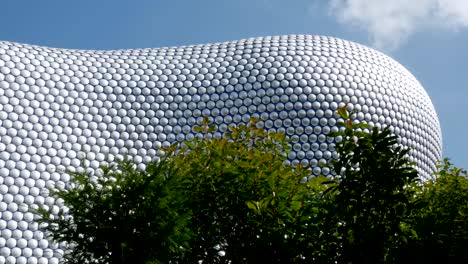 Detail-der-modernistischen-Kaufhaus-Außenansicht-in-Birmingham,-England.