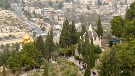 Orthodoxe-Kirche-mit-Touristen