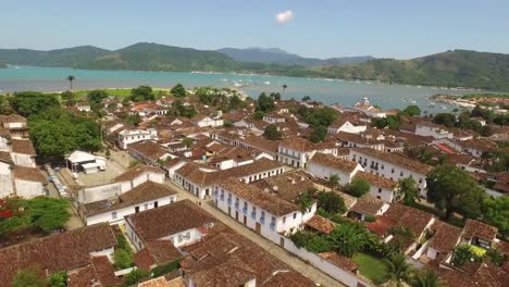 Wunderschöne-Luftaufnahme-eines-kolonialen-Stadt-im-Bundesstaat-Rio-de-Janeiro-in-Brasilien