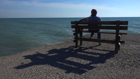 Un-banco-de-solitario-en-un-Embarcadero-cerca-del-mar-en-una-playa-de-Grecia