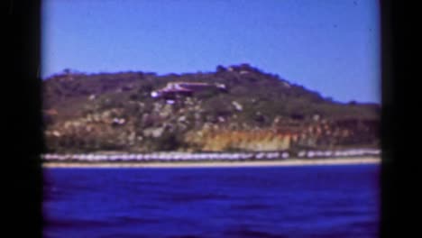 1952:-Bootstour-Lust-reichen-tropischen-Klippe-Meerblick-Villen-Villen-Häuser.