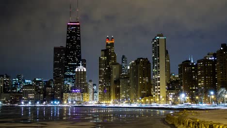 Paisaje-urbano-de-Chicago-en-la-noche-de-la-costa:-lapso-de-tiempo