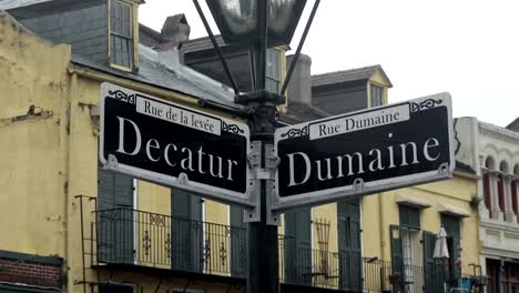 Straßenschilder-Decatur-Street-und-Dumaine-Street-in-New-Orleans