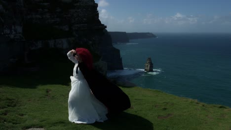 Ve-el-4-k-tiro-de-una-pelirroja-reina-en-los-acantilados-de-Moher-en-Irlanda