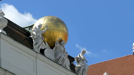 Globe-und-antike-Muses-Statuen