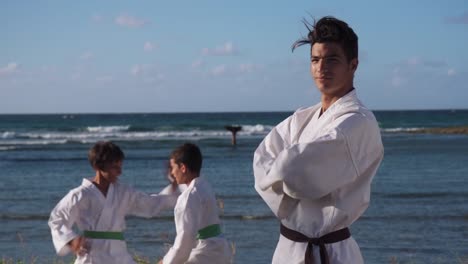 Glücklich-Karate-Sport-Lehrer-beobachten-Jungen-kämpfen-und-Training
