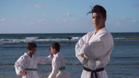 Instructor-de-deporte-Karate-feliz-viendo-a-chicos-luchando-y-formación