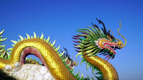 Chinesischer-Drache-mit-blauem-Himmel