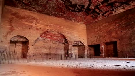 Cámara-interior-de-tumba-de-urna-de-la-tumbas-reales,-rosa-antigua-ciudad-de-Petra,-Jordania