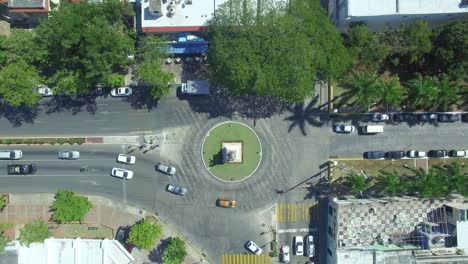 Der-Verkehr-fließt-durch-ein-Glorietta/Kreisverkehr.