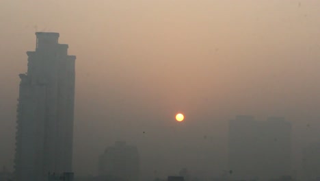 Neblig-und-nebligen-Morgen-Sonnenaufgang