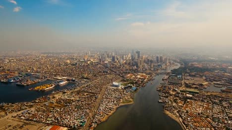 Luftbild-Stadt-mit-Wolkenkratzern-und-Gebäuden.-Philippinen,-Manila,-Makati