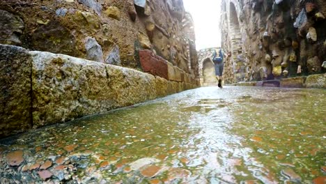 4K-Video:-Tourist-man-geht-durch-die-Straßen-der-Qutb-Minar-Ruinen,-Neu-Delhi,-Indien