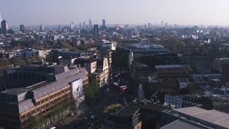 Vista-aérea-volando-sobre-las-calles-del-centro-de-la-ciudad-Londres