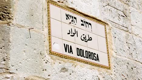 A-través-de-la-Dolorosa-street-señal-en-Jerusalén