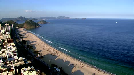 Flug-über-die-Copacabana,-Rio-De-Janeiro