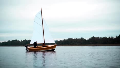 Master-und-Assistent-arbeitet-auf-hölzerne-Segelschiff